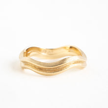 Load image into Gallery viewer, Double Bevelled Gold Ring