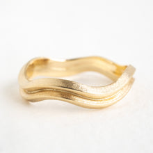 Load image into Gallery viewer, Double Bevelled Gold Ring