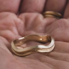 Load image into Gallery viewer, Double Bevelled Gold Ring